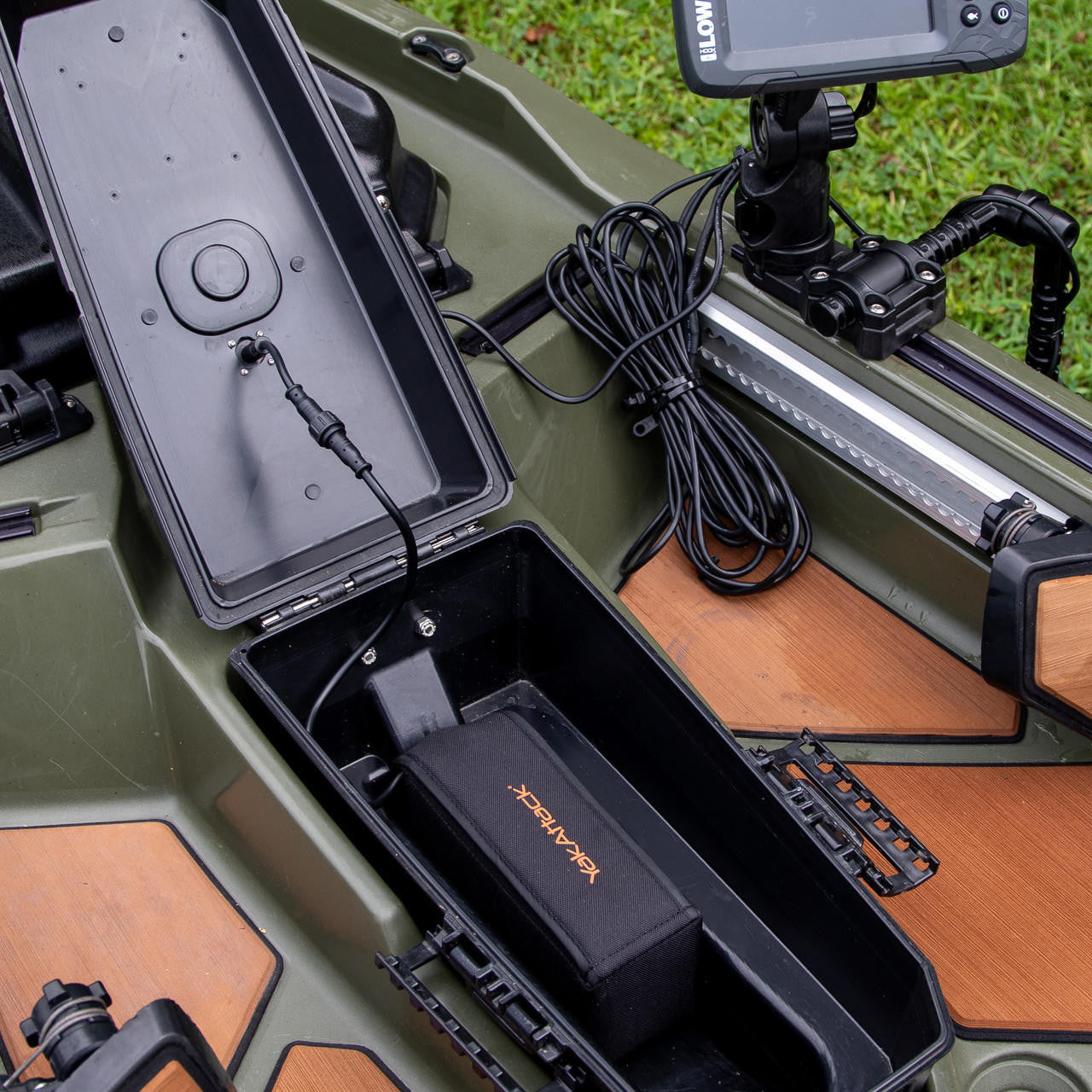 Through Hull Panel Connector, For YakAttack/Nocqua Battery Kits